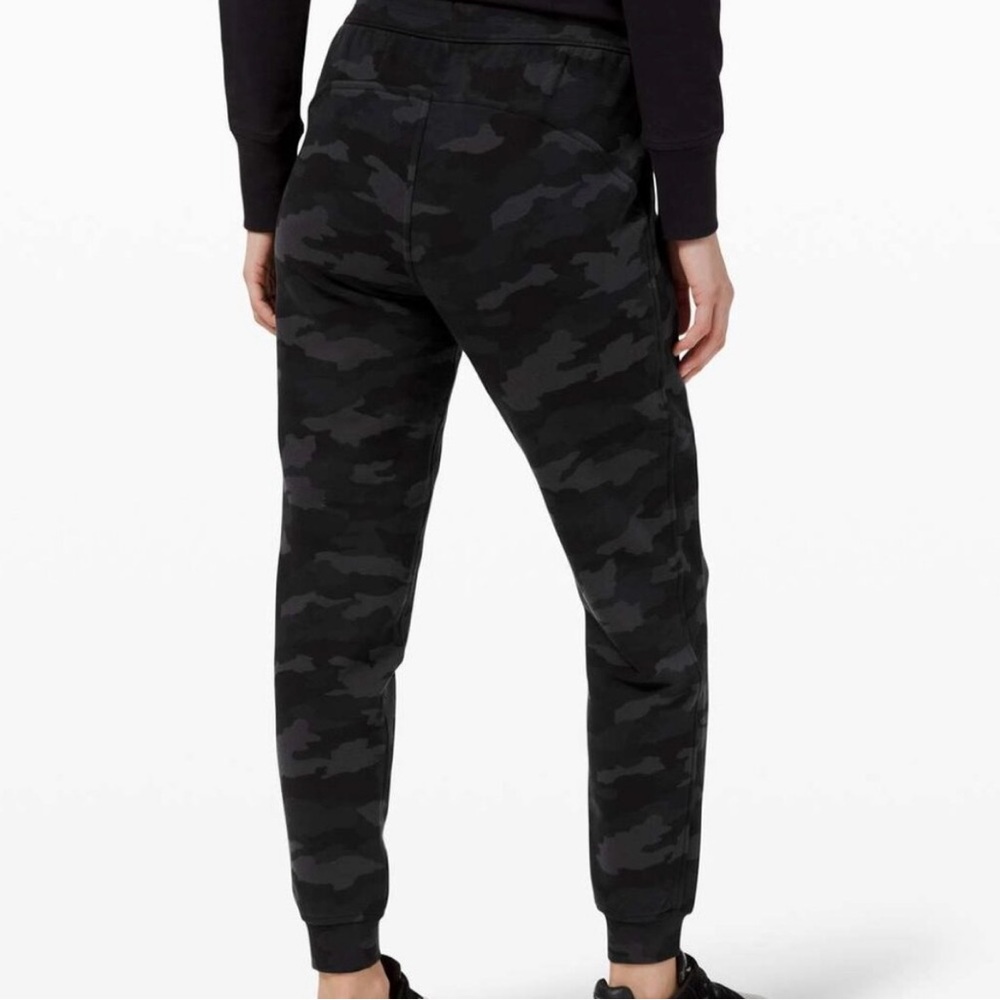 Lululemon Scuba Jogger Black Camo Size 16 - Picture 3 of 4